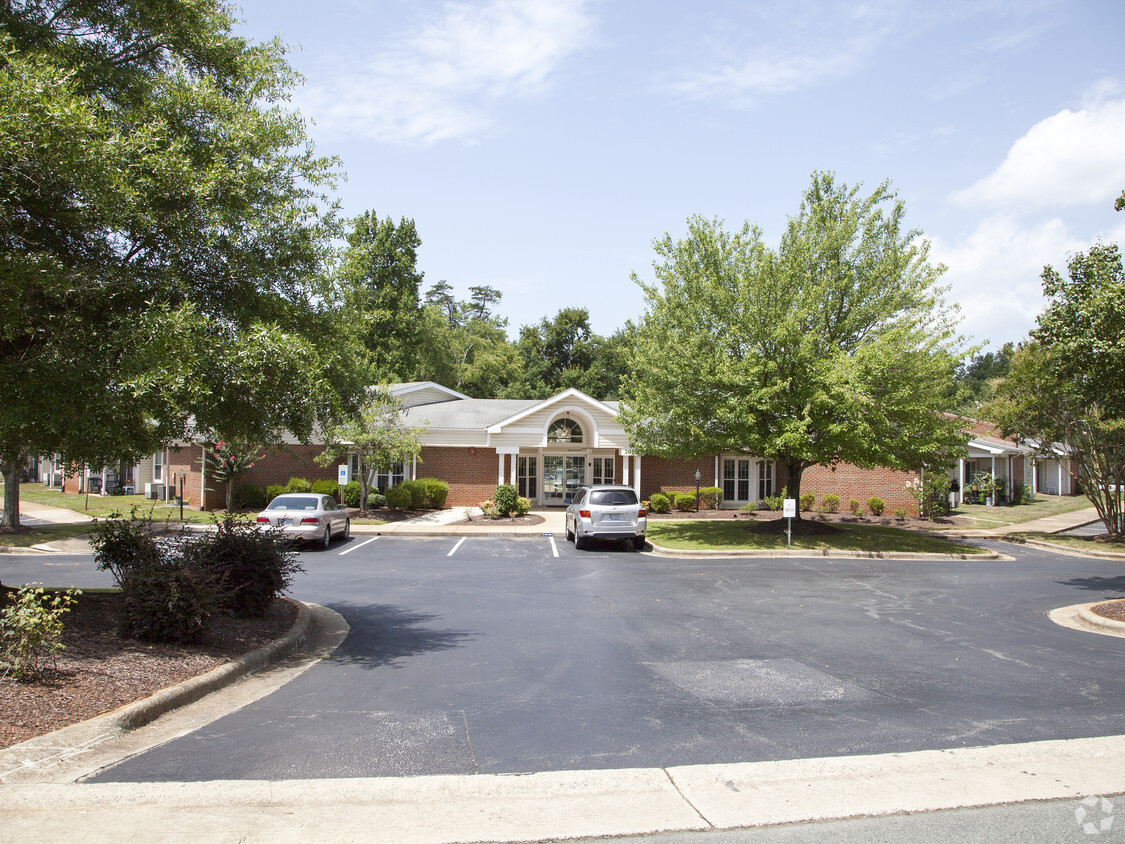 Foto del edificio - Westhampton Apartments