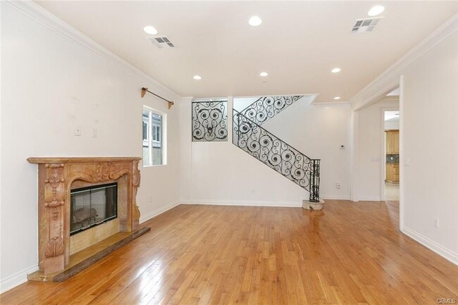 Building Photo - 918 E Valencia Ave