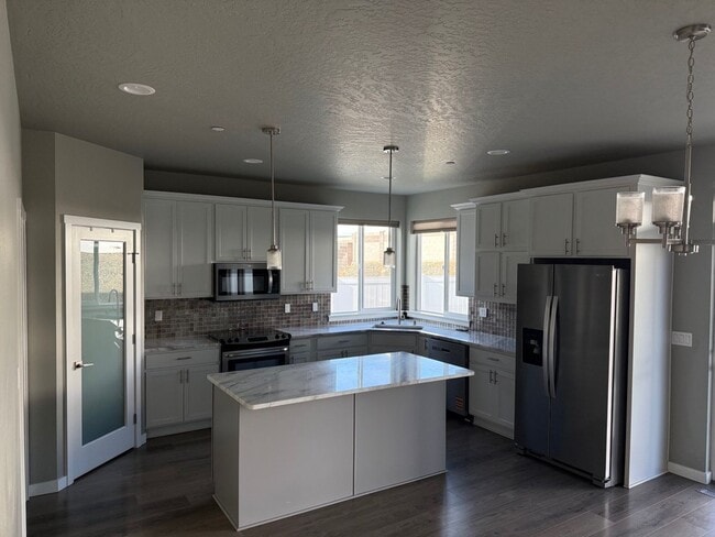 Building Photo - Beautiful and Spacious Home in Desirable South Richland