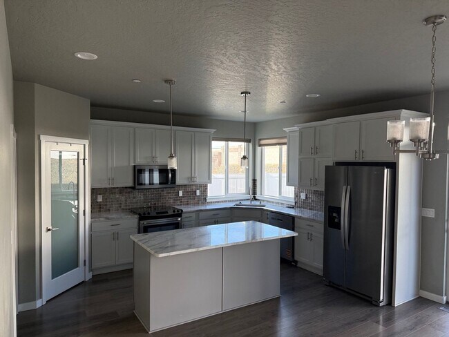 Foto del edificio - Beautiful and Spacious Home in Desirable South Richland