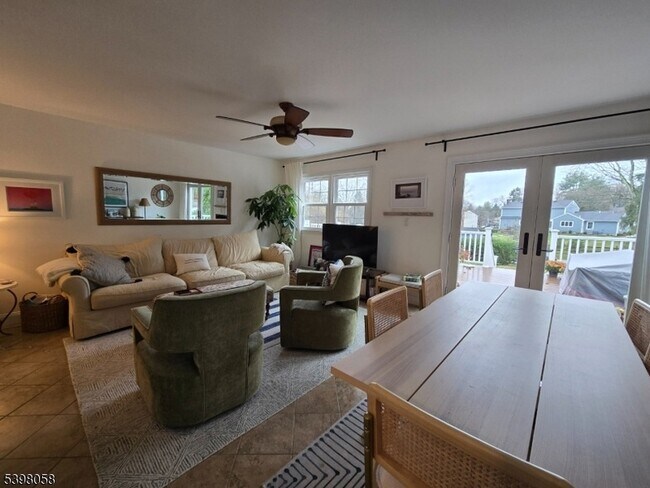 Foto del edificio - 83 E Main St