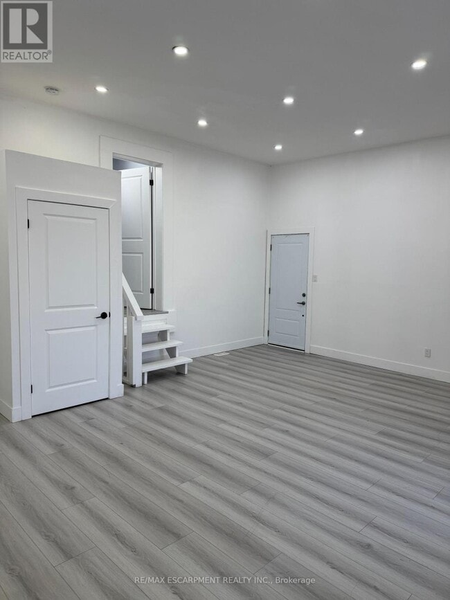 Building Photo - 161 Kenilworth Ave N