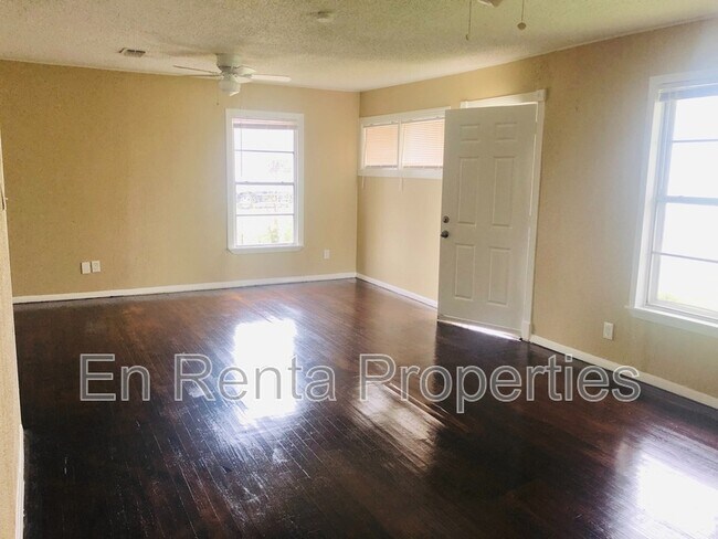Foto del edificio - 6037 Graham St