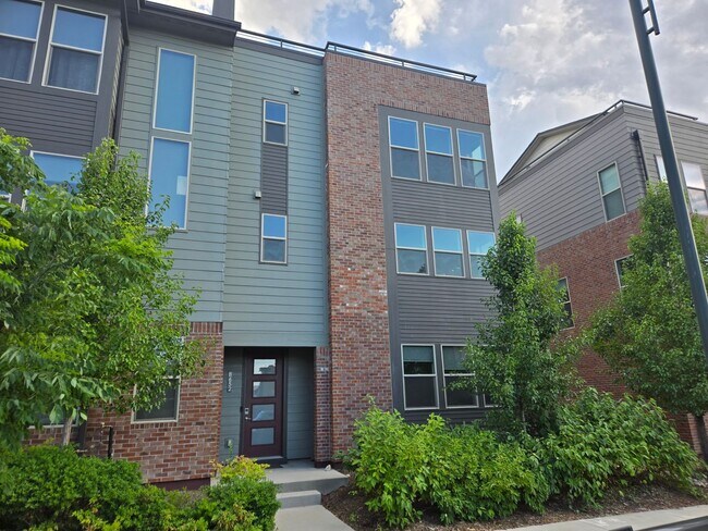 Building Photo - Amazing townhome in Central Park near Nort...