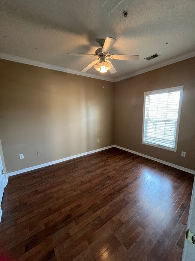 Building Photo - 5840 Longwood Dr