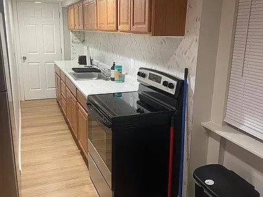 Building Photo - Updated unit Great location W/D hook up