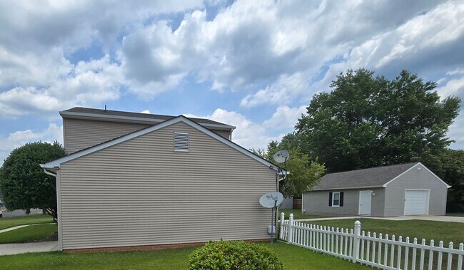 Foto del edificio - 4 bedroom house in Prince George