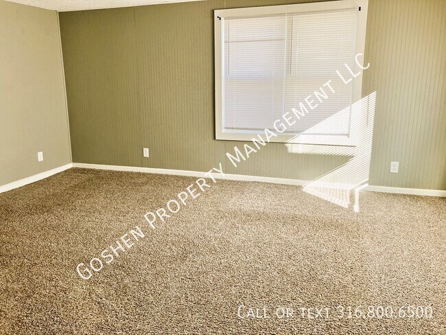 Building Photo - 3 Bedroom 1 Bath Home lots of square footage