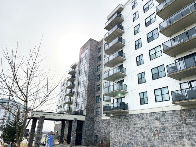 Building Photo - Royale Summit