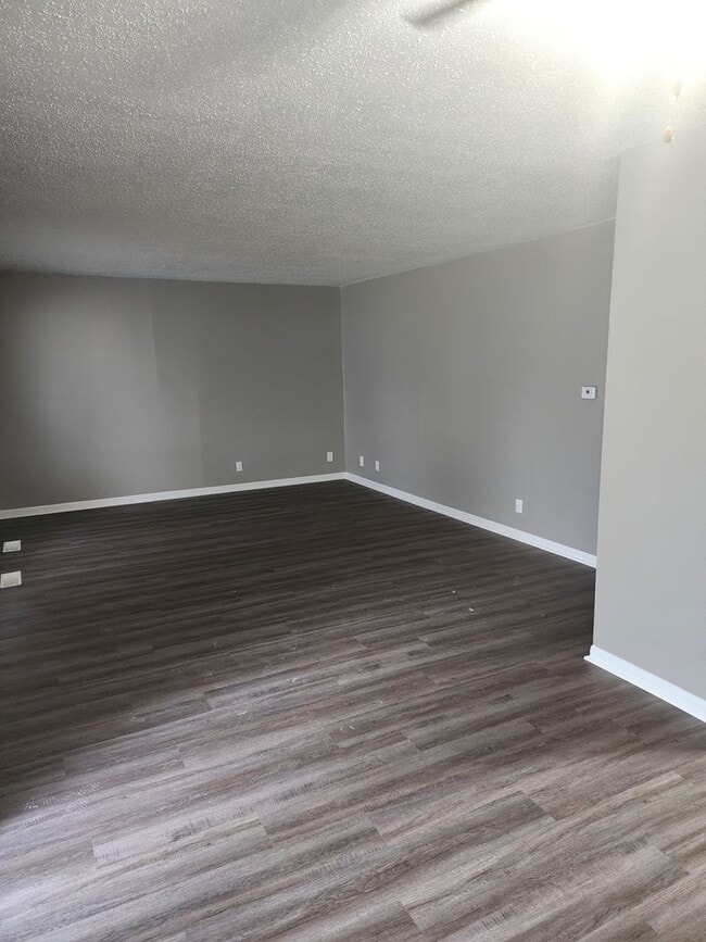 Building Photo - Newly updated 2 bedroom 1.5  bath