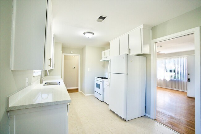 Foto del edificio - 8733 Robindell Dr