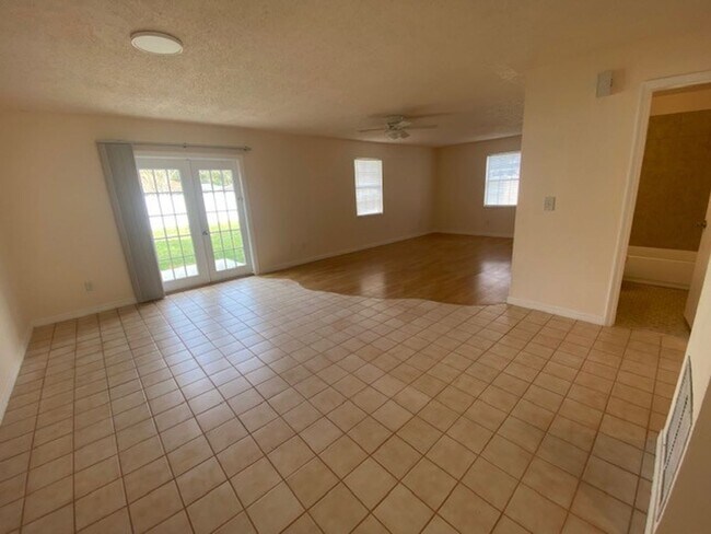 Foto del edificio - Charming 2-Bedroom, 2-Bath Single Family Home with 1 Car Garage- Fully Renovated House