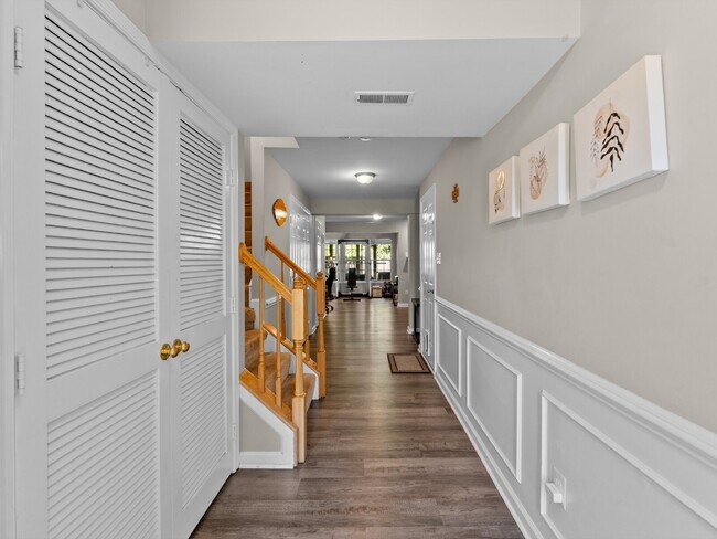 Foto del edificio - Elegant Colonial Townhome Living in Histor...