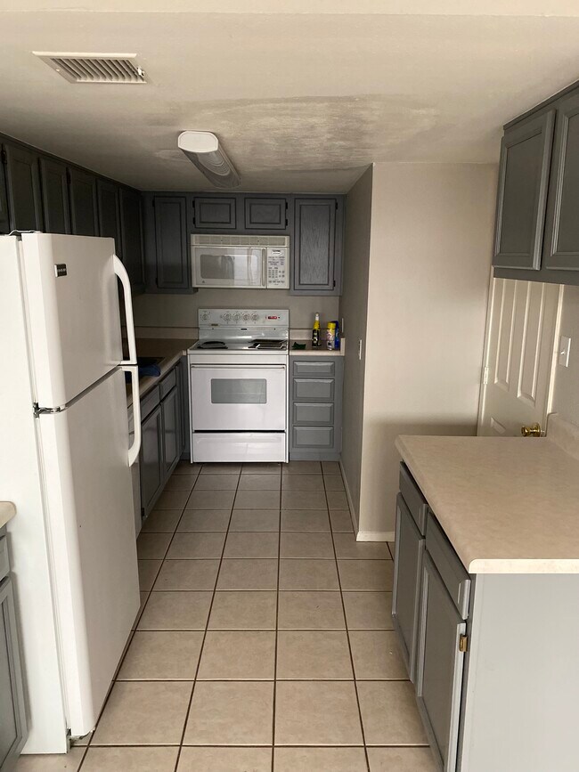 Kitchen - 1816 W Tuckey Ln