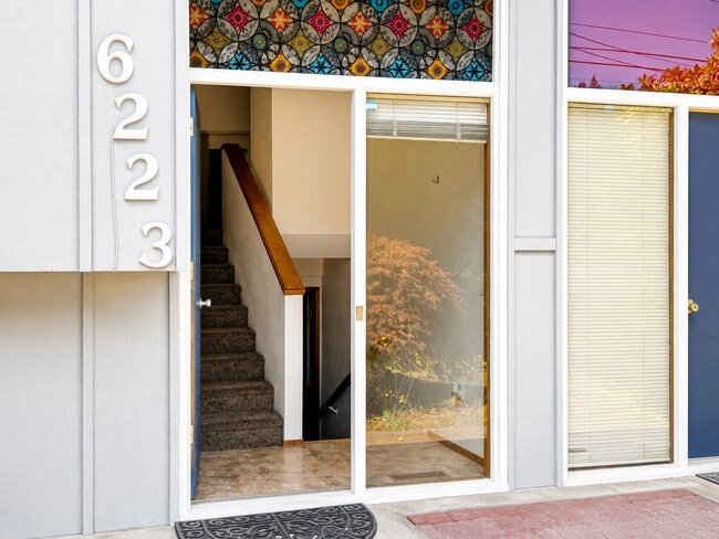 Foto del edificio - Beautiful Split-Level Home with Fireplace, Deck, Garage, and EV Charger