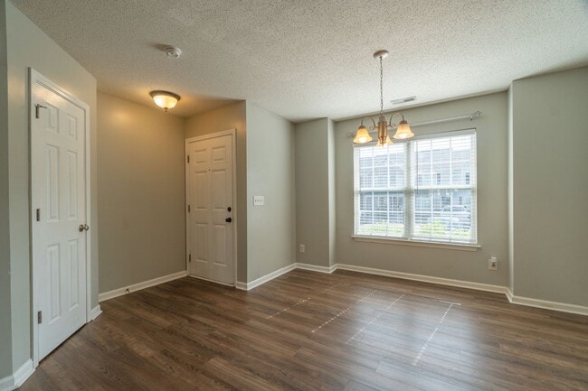 Building Photo - Townhome in a great location!