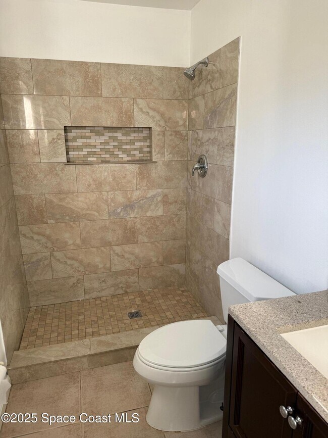 Foto del edificio - 4345 Westlake Dr