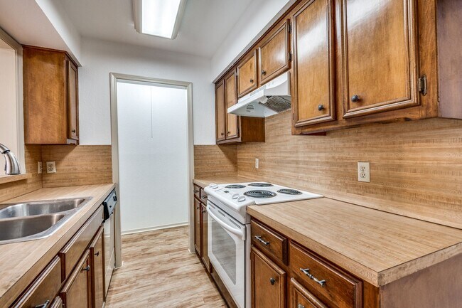 Building Photo - Updated 2 Bed/2 Bath Duplex FOR RENT!