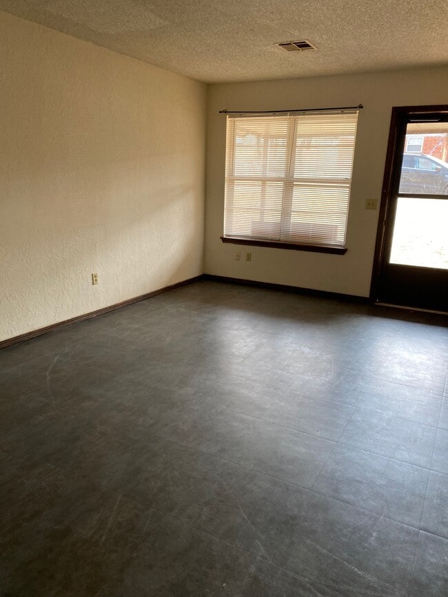 Building Photo - 3013 Gwendolyn Ln