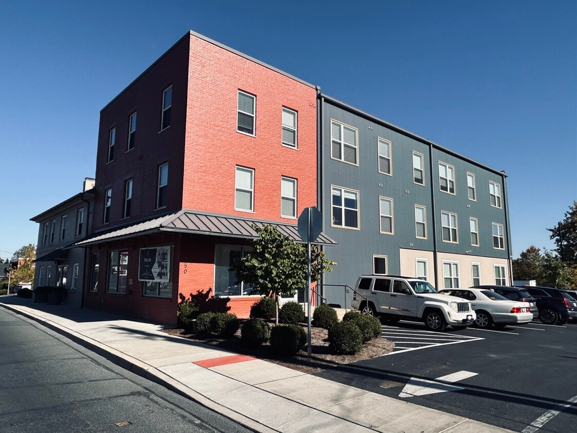 Foto del edificio - 550 New Holland Ave