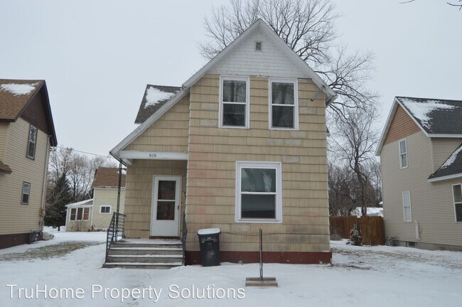 Building Photo - 3 br, 1.5 bath House - 616 University Ave