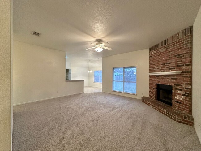 Building Photo - Viewable Now!
