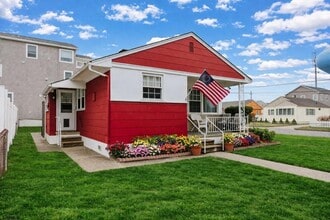 Building Photo - 1118 W Beach Ave