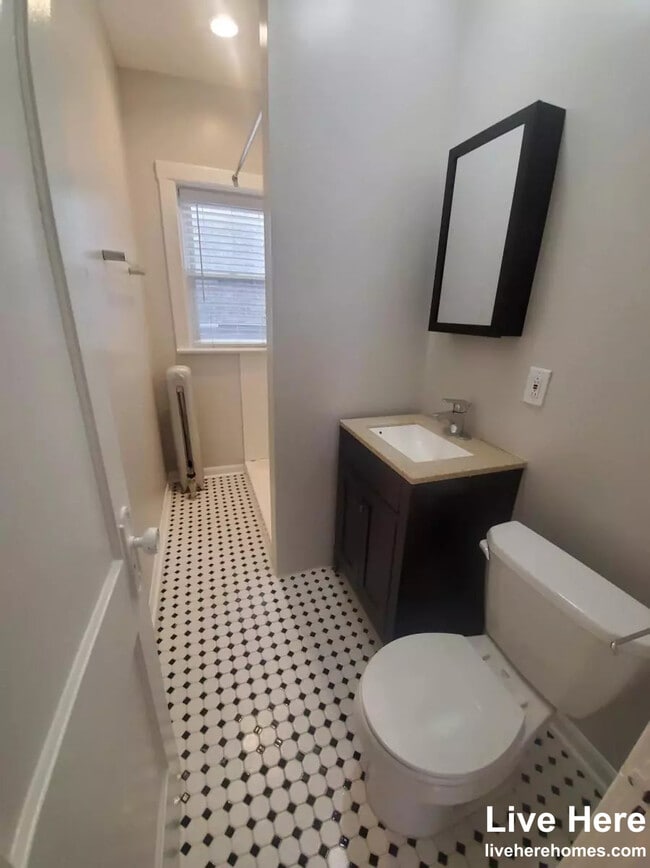 Building Photo - 1437 W Lunt Ave