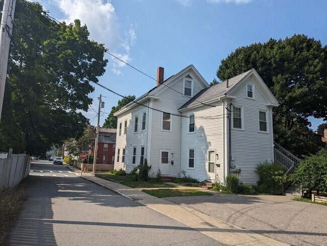 Foto del edificio - 8 1/2-82 Russia St