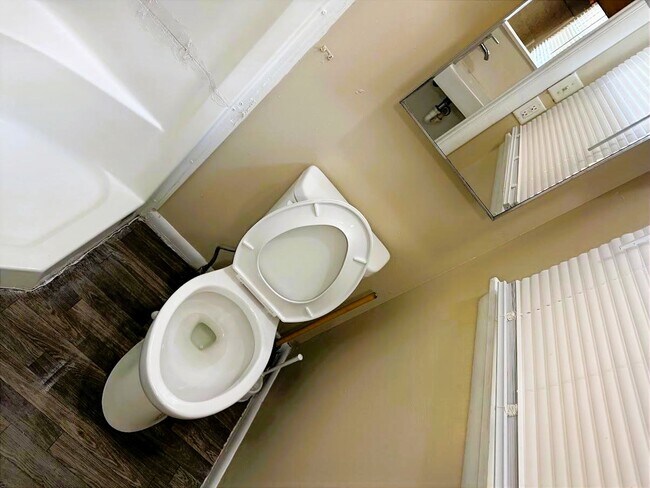Bathroom - 529 McCourtie St