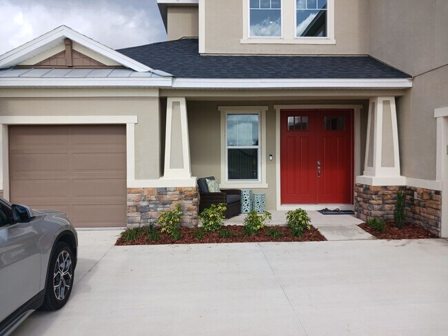 Foto del edificio - Here is your chance to live in Model Home!...