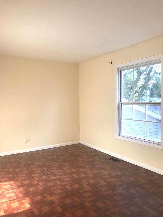 Building Photo - 1393 S Glen Cir