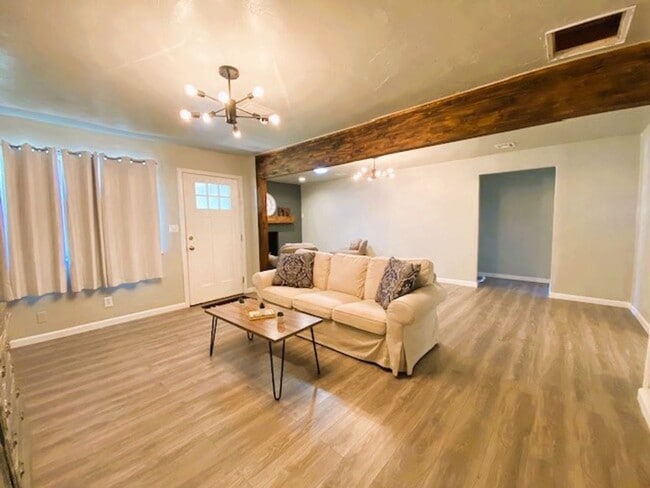 Photo - 1100 Elmhurst St House