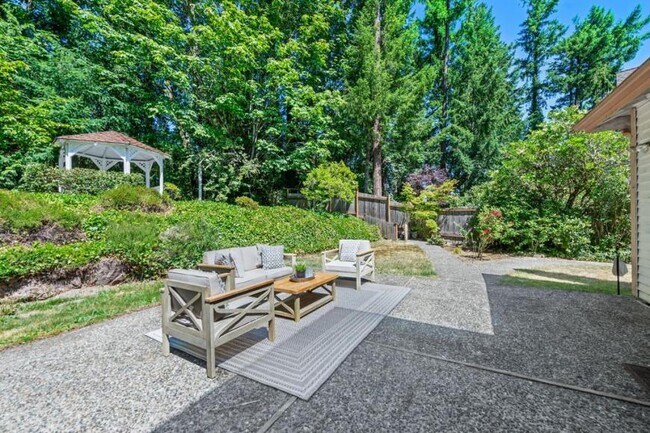 Building Photo - 4 bedroom in Bellevue WA 98008