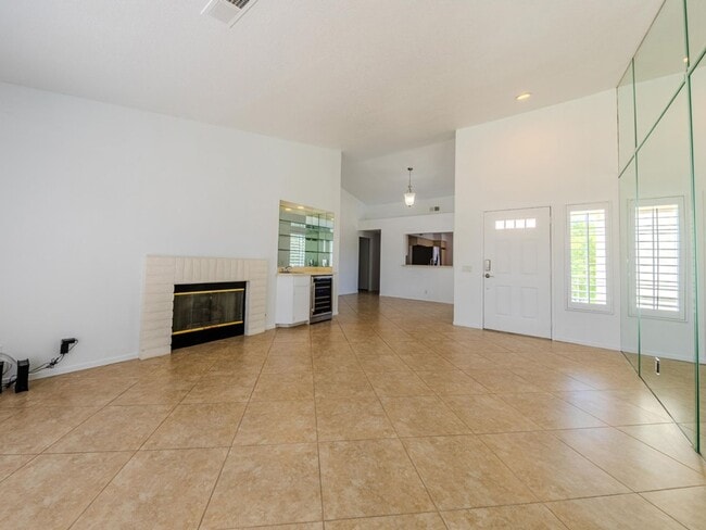 Foto del edificio - Sought after 2 bedroom 2 bath upstairs con...