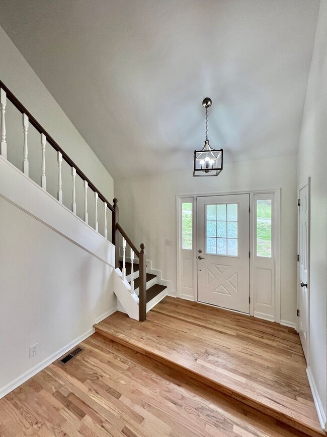 Building Photo - Updated 3 Bed, 2.5 Bath Single Family Home
