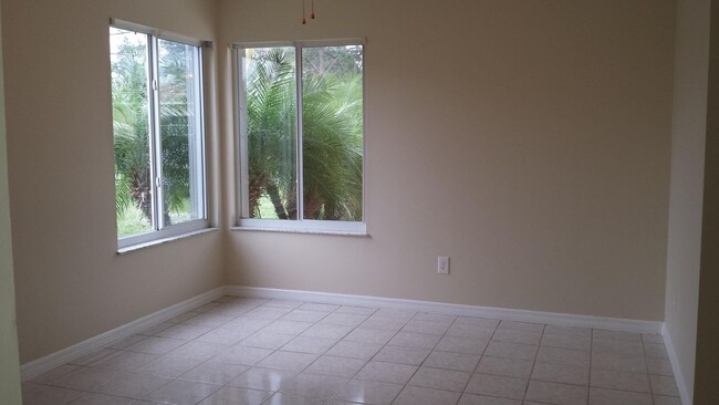 Foto del edificio - 3 Bedroom 2 Bath 2 Car garage pool home fo...