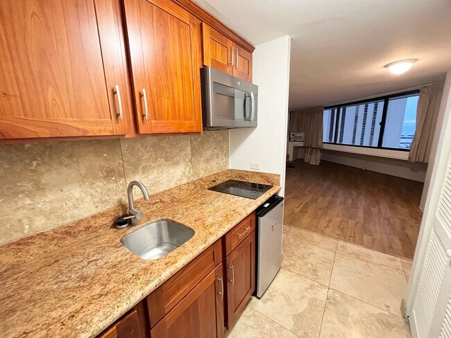 Foto del edificio - (INCLUDING UTILITIES, A/C & INTERNET) Studio Unit with 1 parking available Waikiki Marina!!