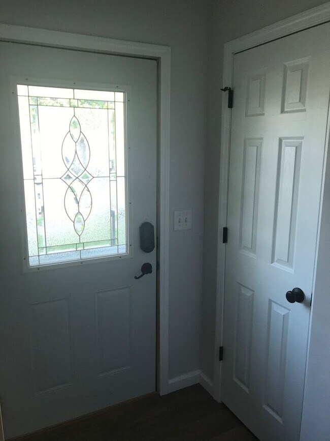 Building Photo - 2 Bedroom, 2 Bath Single Family Home in Cl...