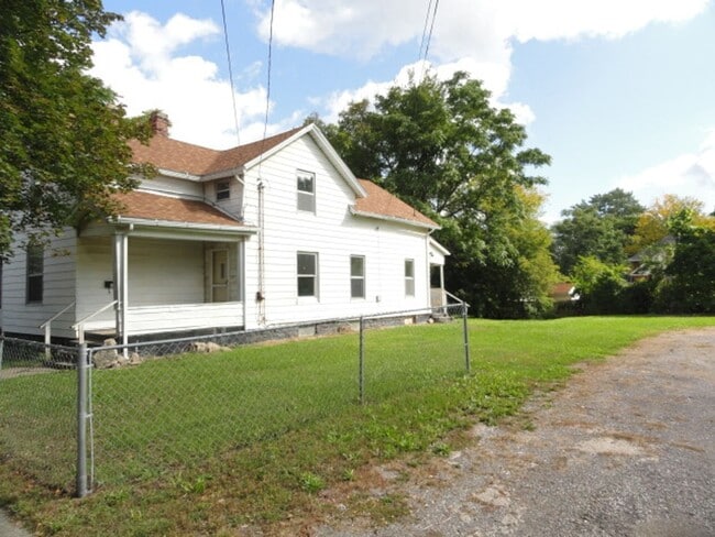 Building Photo - 1009 Adrian St
