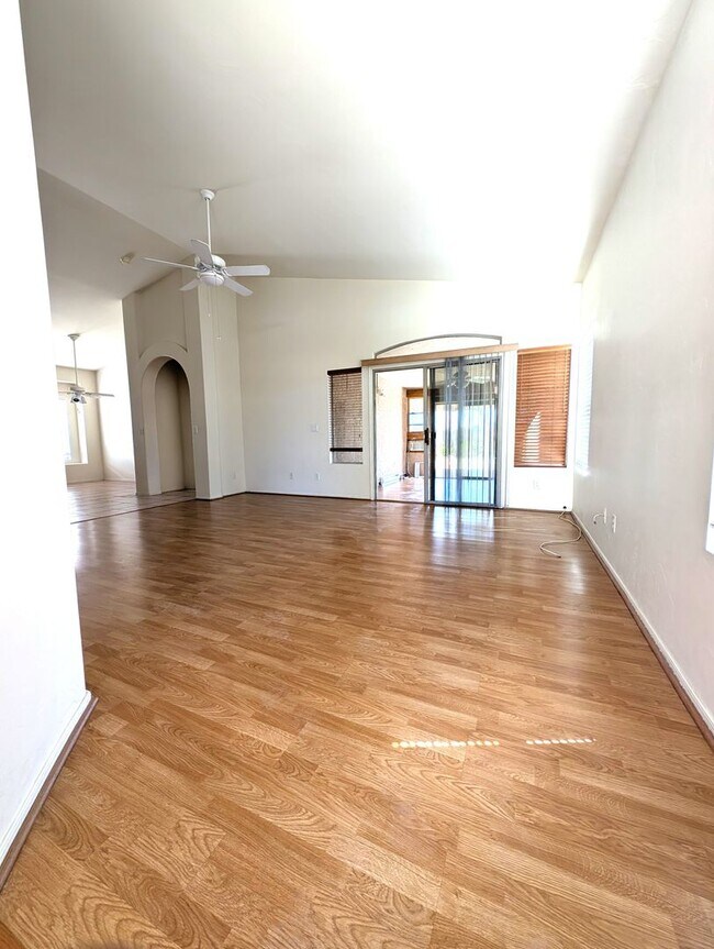 Building Photo - Convenient Tucson Eastside Home with 3 bed...