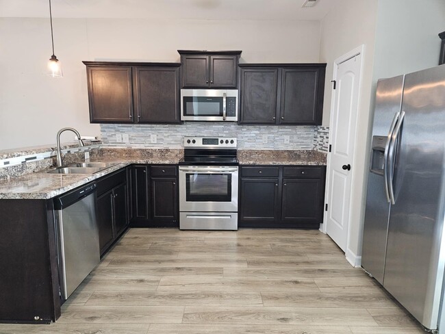 Building Photo - Pet Friendly Townhome In Sneads Ferry!