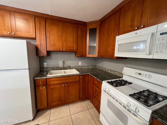 Building Photo - 1 br, 1 bath Townhome - 111 Austin Court U...