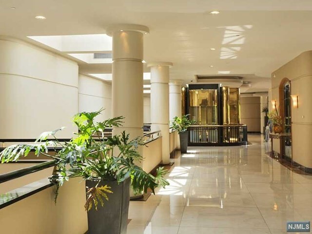 Foto del edificio - 100 Winston Dr