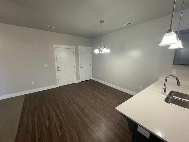 Building Photo - 368 750 N