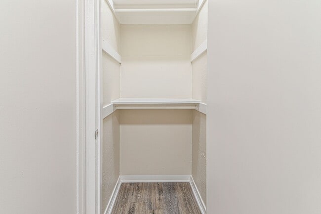 Building Photo - 1324 N Peterson Ave