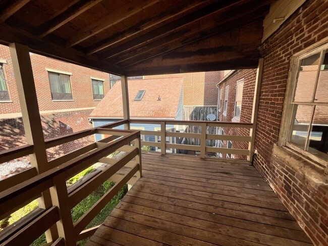 Building Photo - 612 Caroline St