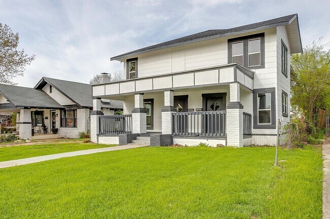 Foto del edificio - Beautifully Remodelled 1922 Home- Duplex- Upstairs Unit-  3 Bedroom, 2 Bath- 2 Miles from TCU-  7...