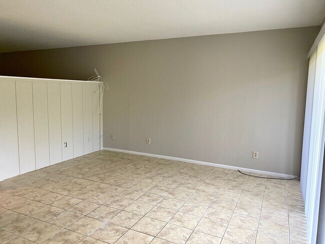 Foto del edificio - For Rent: Spacious Studio at the Capistran...