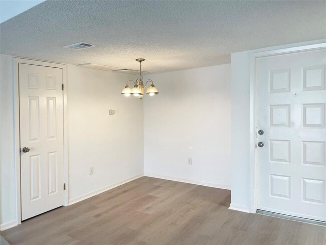 Building Photo - 2816 S Bartell Dr